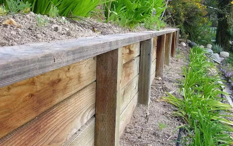 railroad ties for retaining walls - wall with gravel